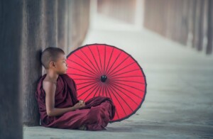 Junger Mönch betet young Praying monk Sonnenschirm Entlastung Learnings Sorge dich nicht lebe